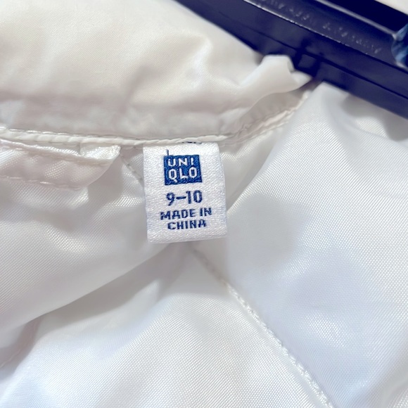 White puffy vest for girls youth ages 7-10 (S-M) Uniqlo brand has pockets - Picture 4 of 5